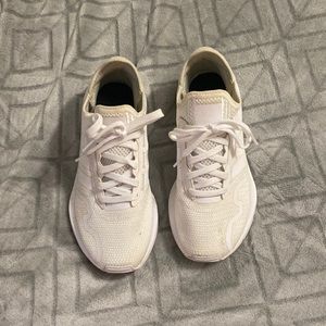 white adidas swift run shoes